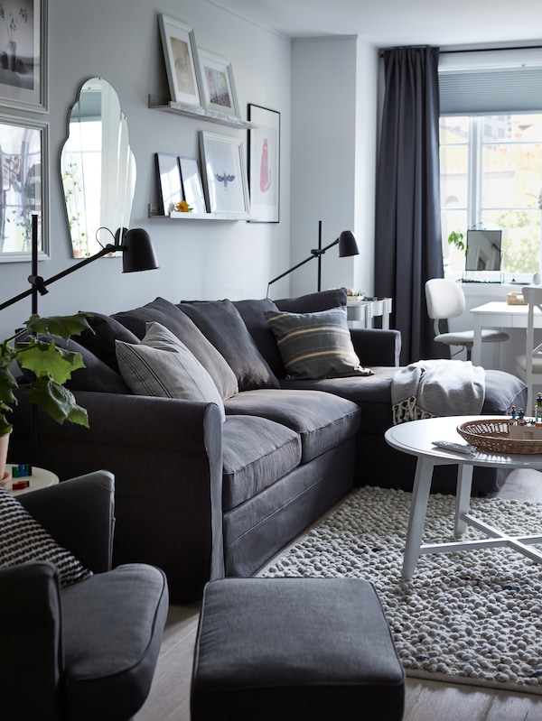灰色GRONLID 3三种座位与躺椅沙发床在客厅轮白咖啡桌的地毯。