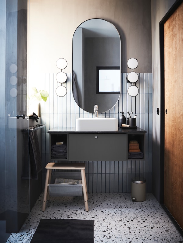 浴室与GODMORGON浴室家具,KABOMBA可控墙灯在马特黑色和VILTO存储凳子上。