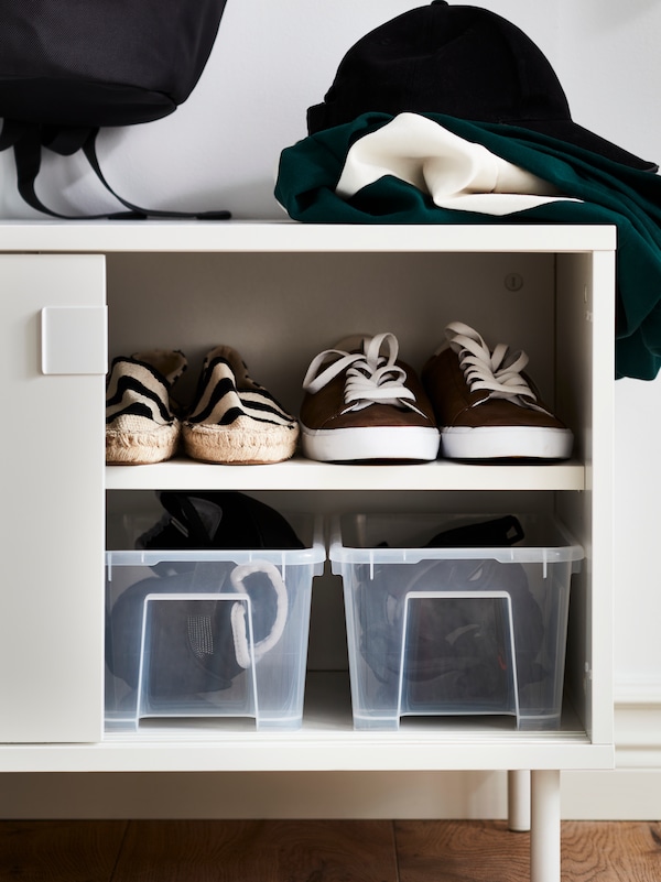 白色MACKAPAR开门显示有储物空间鞋和两个存储盒架上。