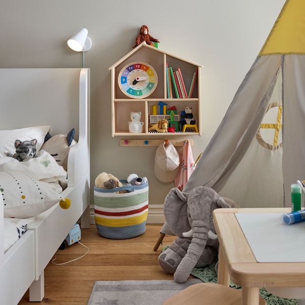 白色BUSUNGE可扩展的床旁儿童帐篷和一个孩子的表,加上玩偶之家/墙架在墙上。