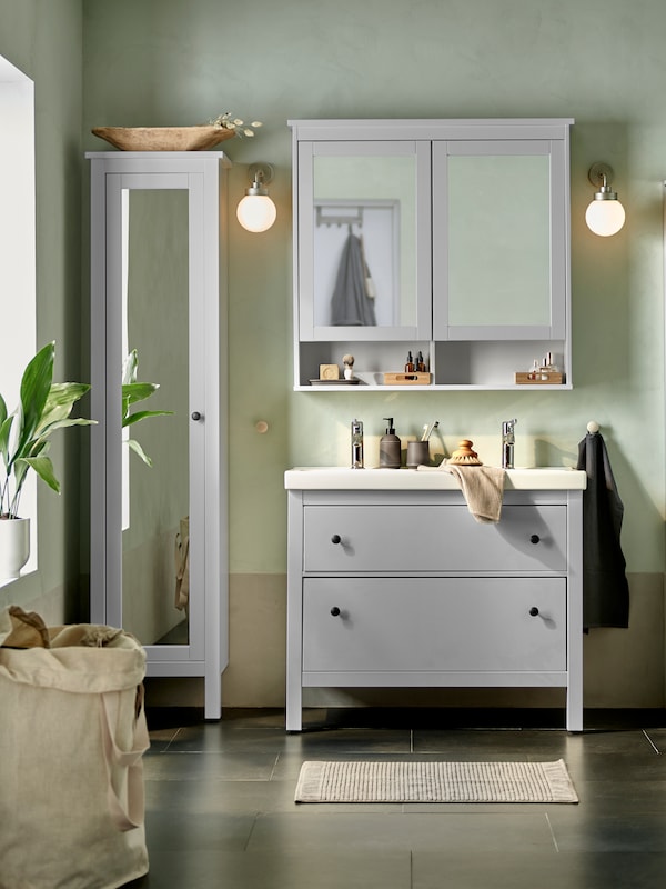一个浴室和一套HEMNES / ODENSVIK浴室家具物品,两个FRIHULT墙灯在不锈钢。