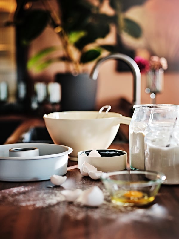 烘焙配件包括一个米色VISPNING混合碗和一个银色VARDAGEN loose-base蛋糕锡工作台。