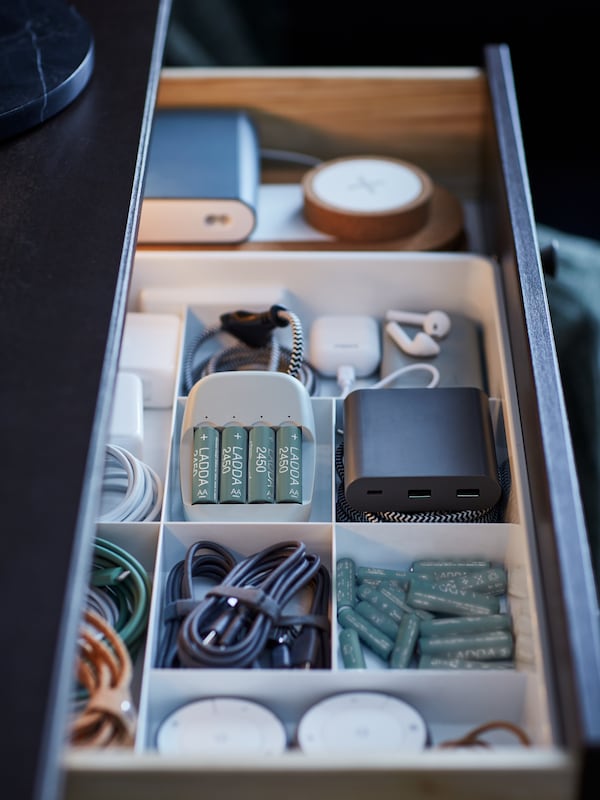 拿出抽屉里露出白KUGGIS eight-compartment插入充满电池,充电器和电缆。