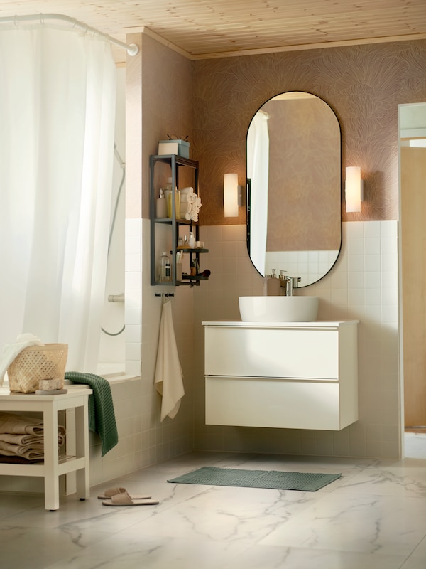 现代风格的浴室地板在大理石效果,白色的瓷砖,GODMORGON猛然站起身,LINDBYN镜子。