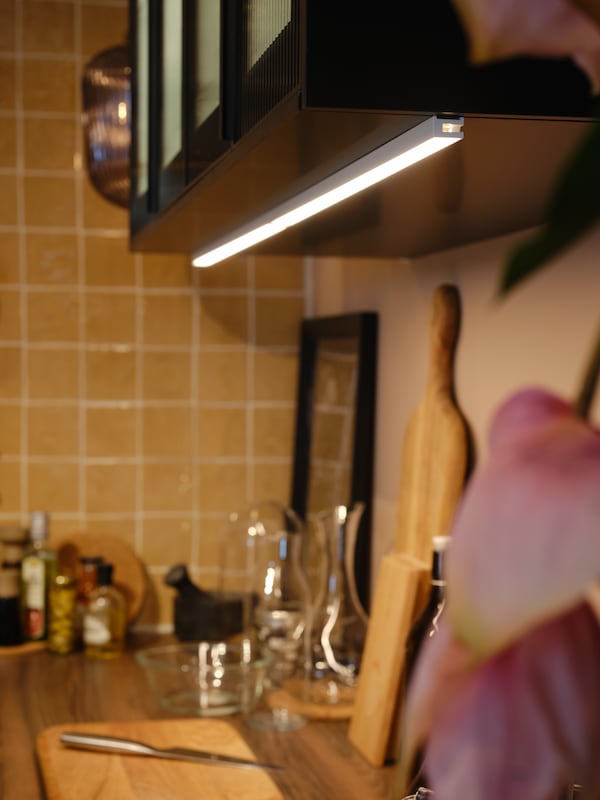 即使witte MITTLED keukenbladverlichtingsstrip gemonteerd出席enkele bovenkastjes boven甚至keukenblad多样化spullen会面。