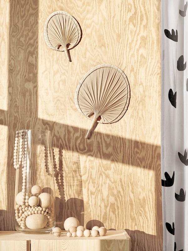 与一对MOLNSKOG阳光胶合板墙檐墙装饰挂在内阁与更多的装饰。