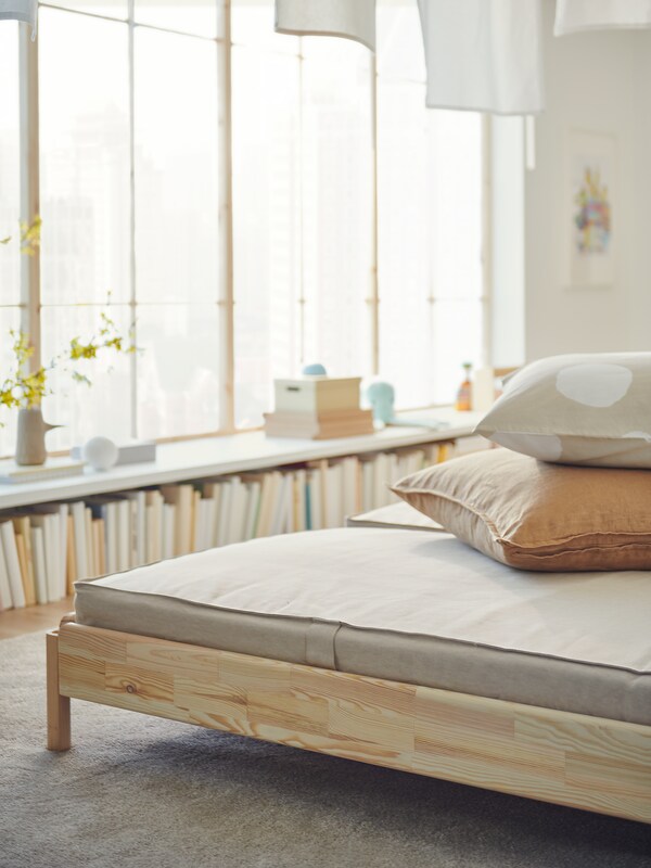 一个UTAKER可叠起堆放的床上,配置为一个双人床和两个VANNAREID口袋弹簧床垫,站在一间卧室。