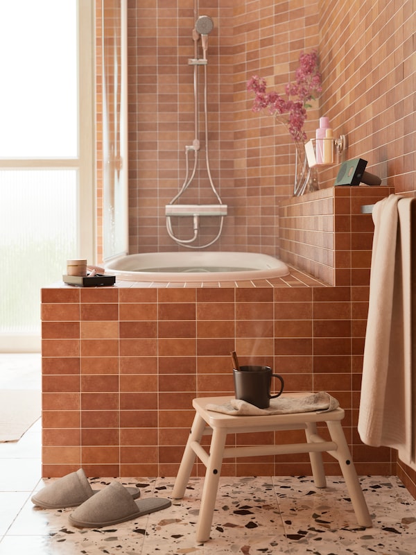 一个浴室BROGRUND热浴缸/淋浴混合,镀铬,VILTO踏凳在桦树DINERA杯子。