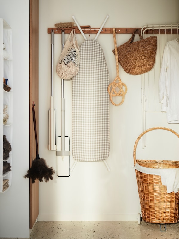 HOVOLM架与6旋钮LAGT烫衣板罩在灰色和洗衣项目挂TOLKNING洗衣篮里。