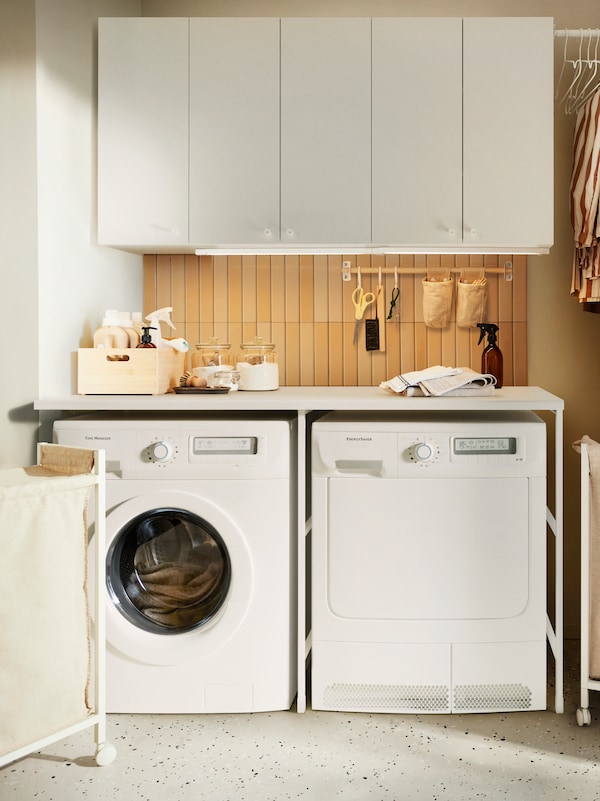 ENHET洗衣组合与一台洗衣机在白色和白色ENHET洗衣袋在白色海狸香。