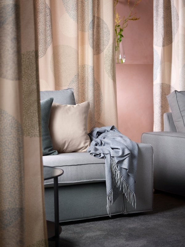 一个地区在一个房间里有两个浅灰色KIVIK三人沙发划分SANDANGSFLY挂窗帘。