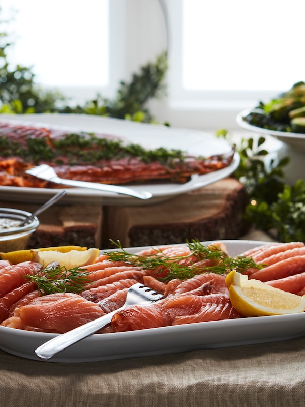 宜家3亚博平台信誉怎么样65 +盘子在白色SJORAPPORT治愈冷熏鲑鱼和其他食品服务板块。