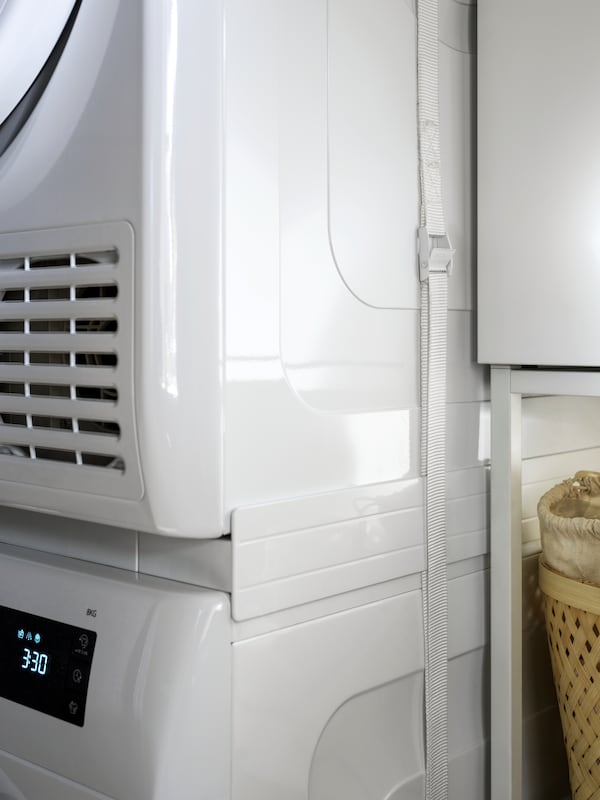 En UDDARP tørretumbler明星烤箱pa En UDDARP vaskemaskine forbundet房颤等TYKARP stablingssæt直到vaskemaskine / tørretumbler。