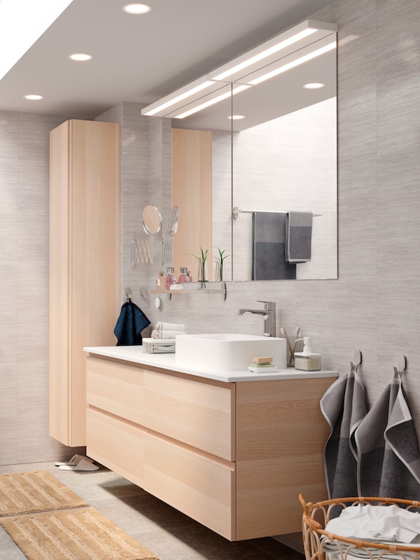 一个明亮的和优雅的浴室GODMORGON猛然站起身,GODMORGON高柜在白色染色橡木的效果。
