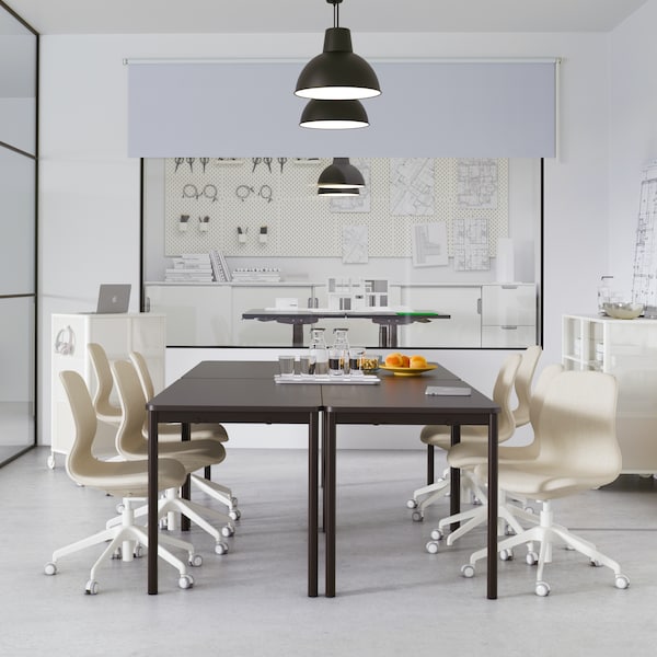 Cztery zestawione razem beżowo-białe biurka TROTTEN oraz krzesła biurowe LANGFJALL tworząprzestrzeń做wspolnej一家。