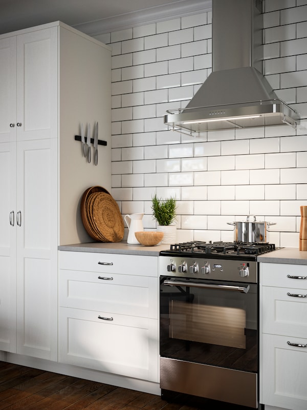 厨房ENKOPING白色方面,不锈钢的壁挂式ALLMANBILDAD器罩,桌面物品。