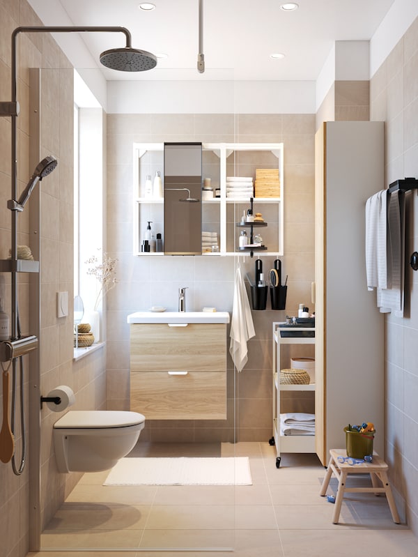 一个浴室和一个ENHET墙框架与货架上白色,各种ENHET浴室家具和墙壁安装淋浴。
