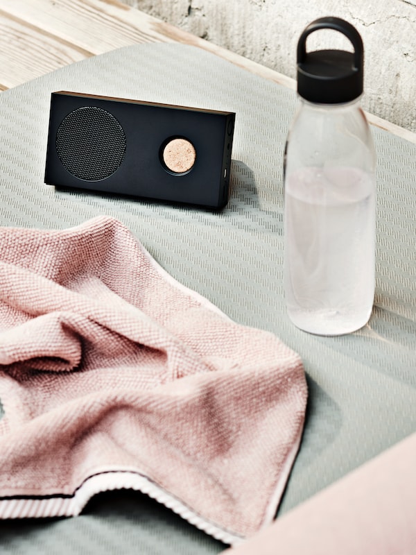 宜家3亚博平台信誉怎么样65 +水瓶站附近ENEBY便携蓝牙音箱和亮粉红色VIKFJARD客人的毛巾。
