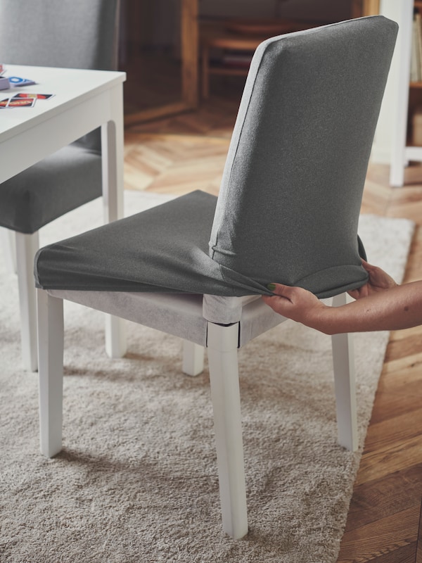 手滑在灰色ASPHULT普遍的椅套BERGMUND椅子由一个可扩展的桌子高割地毯。