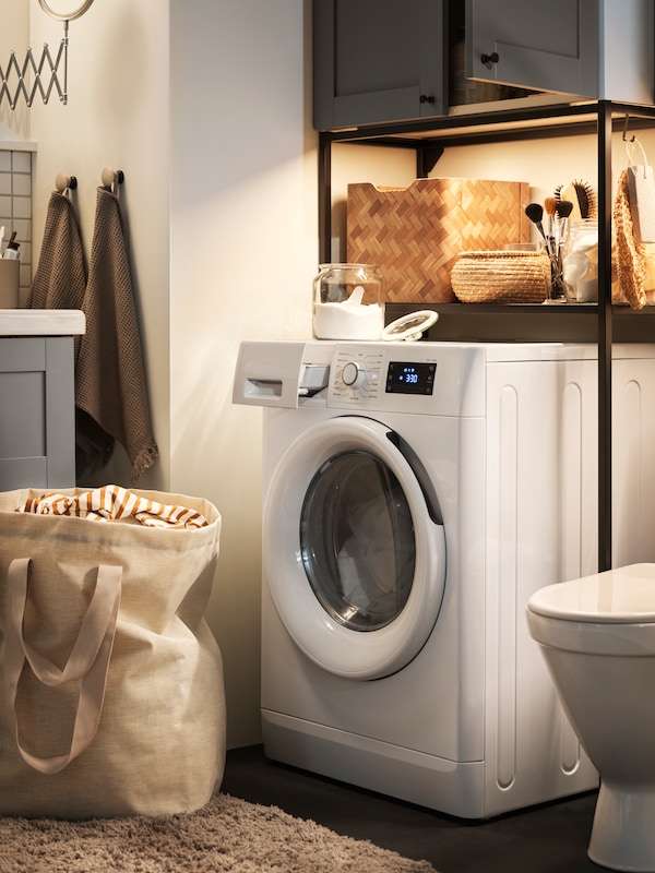 PURPINGLA在洗衣房洗衣篮ENHET存储结合上面的洗衣机。