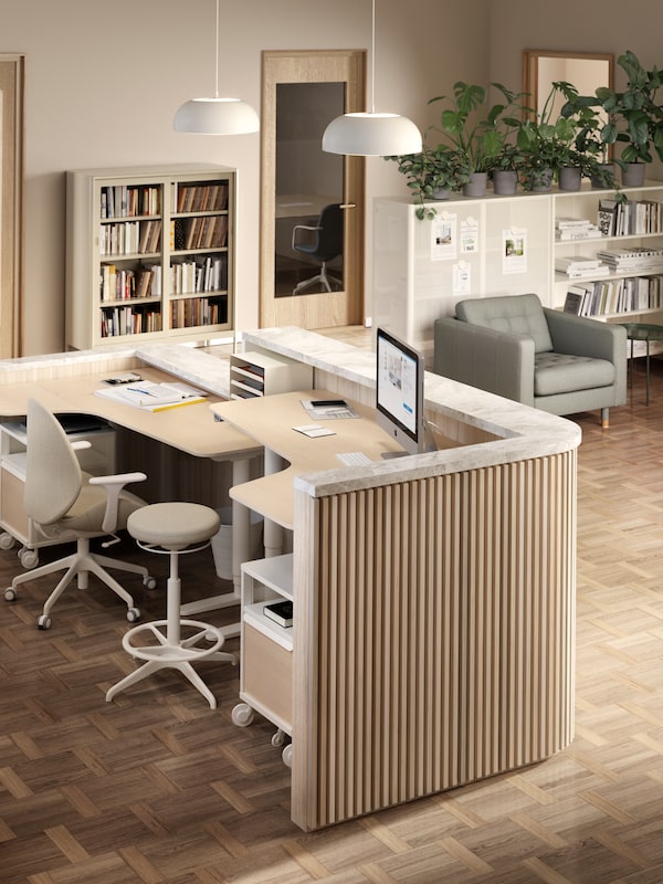 拼花办公室内部与slatted-wood计数器框架工作区两BEKANT坐立角落的桌子。