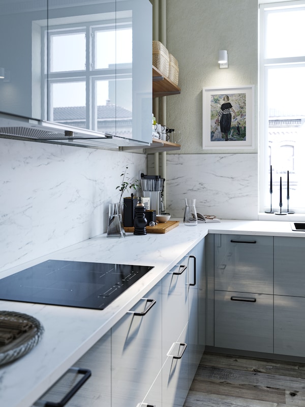 双面白色大理石效果/黑色/白色马赛克图案LYSEKIL墙板在厨房与光灰蓝色。