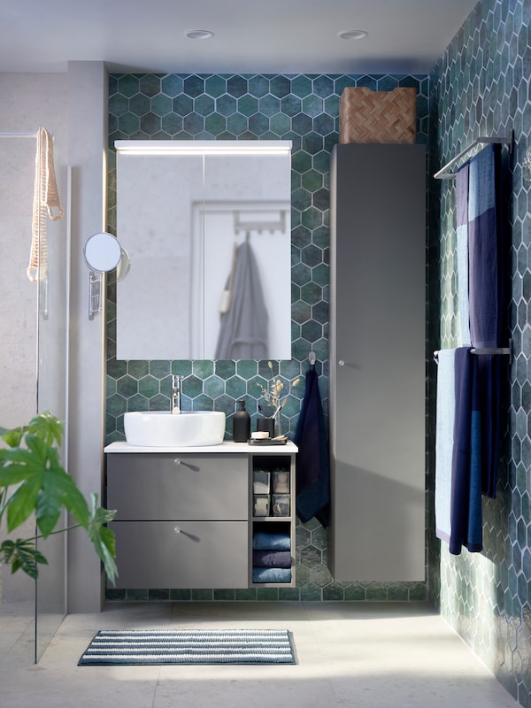 当代与八角形状的浴室瓷砖,灰色DALSKAR丝锥猛然站起身,和灰色的浴室柜。