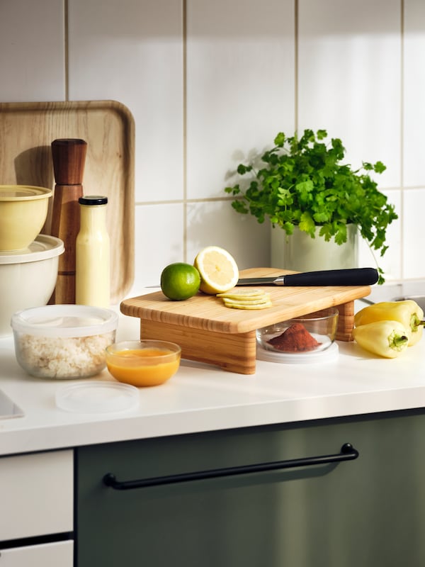 STOLTHET木砧板,柑橘类水果和蔬菜是显示在一个厨房柜台。