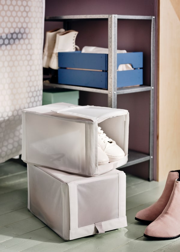 两个白色HEMMAFIXARE鞋盒是用于存储季节性鞋类。
