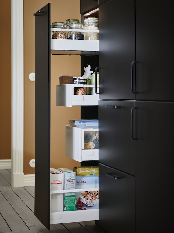 一个黑暗的、持久的、高厨房面前,揭示多个内部抽屉装满pantry-compatible容器和食物。