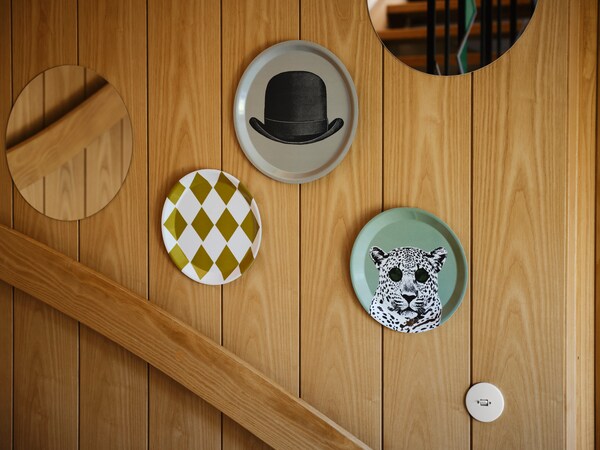 一组三个圆形GALLERISKOG墙装饰,异想天开的输出是一个格子的木制墙壁上。