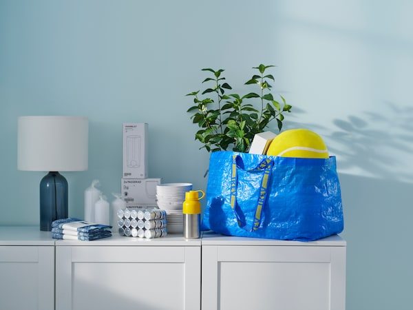 一个蓝色的袋子装满了从宜家购买宜家产品一个餐具柜亚博平台信誉怎么样