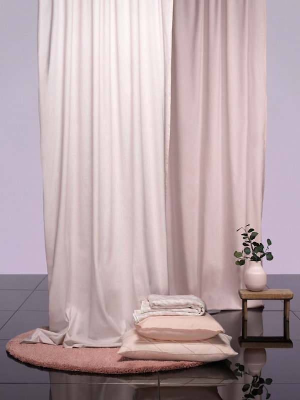 大型HANNALILL窗帘从天花板滴,在一轮ADUM大地毯最小设置。