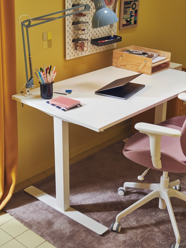 麻省理工学院Arbeitsplatz einem weissen TROTTEN Schreibtisch, einem HATTEFJALL Drehstuhl和bunten附件。