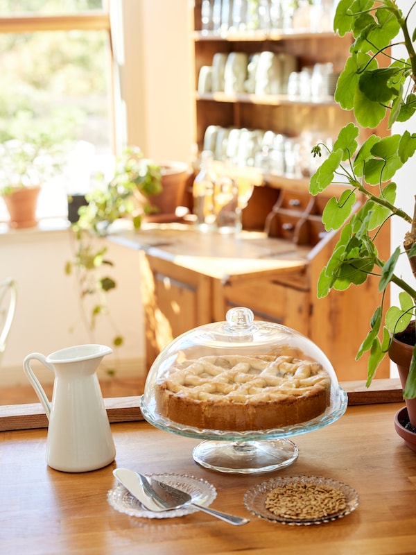 饼的抗逆转录病毒药物BROLLOP服务站在旁边盖一个白色的花瓶,一个木制柜台上乡村传统风格的咖啡馆。