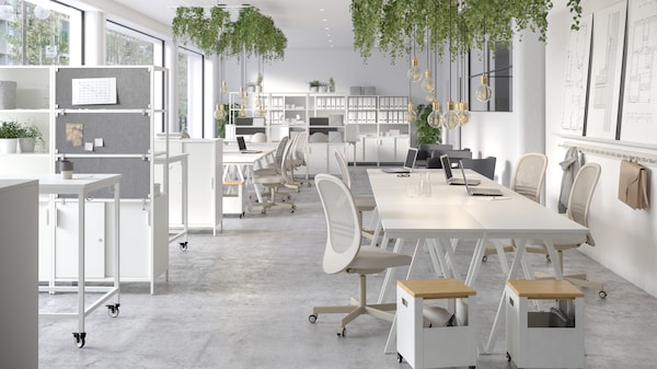 大型开放式办公室家具从TROTTEN系统包括桌子和存储单元在海狸香。
