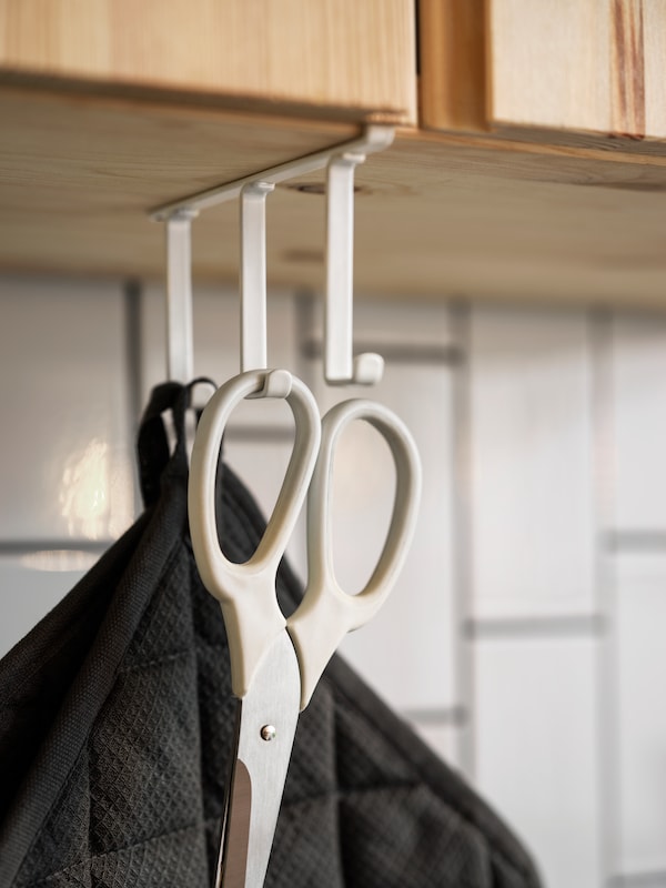 PALYCKE夹式挂钩架卷绕cissors和毛巾挂在厨房的壁橱。