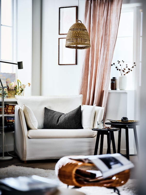 BACKSALEN扶手椅在角落里的一个明亮的客厅吊灯开销和咖啡桌旁边窝。