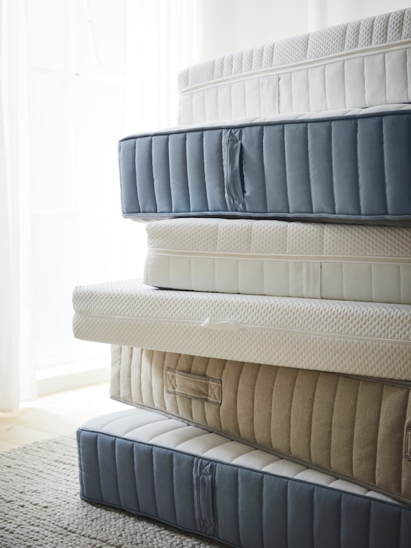 VATNESTROM、VALEVAG VAGSTRANDA和其他床垫在浅蓝色,白色和自然颜色堆成一堆。