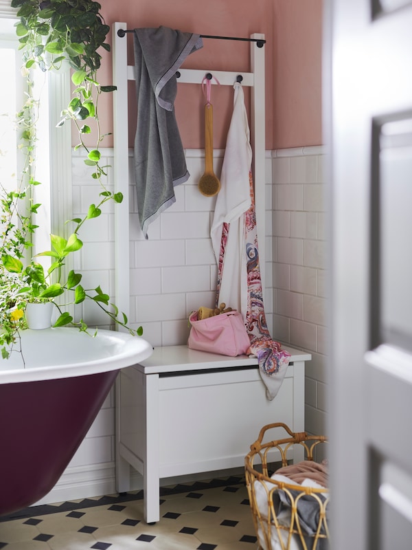 浴室用HEMNES存储上的毛巾铁路和四个钩子在浴室白拿着毛巾和其他文章。