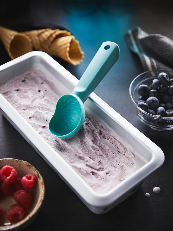 VARDAGEN面包锡银的颜色包含在绿松石UPPFYLLD冰淇淋勺冰淇淋和水果碗。