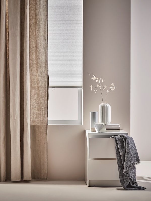 HOPPVALS百叶窗与AINA窗帘分层光最小模式,这些分层纺织品增加Japandi感觉。