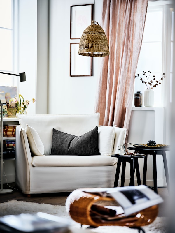 BACKSALEN扶手椅在角落里的一个明亮的客厅吊灯开销和咖啡桌旁边窝。