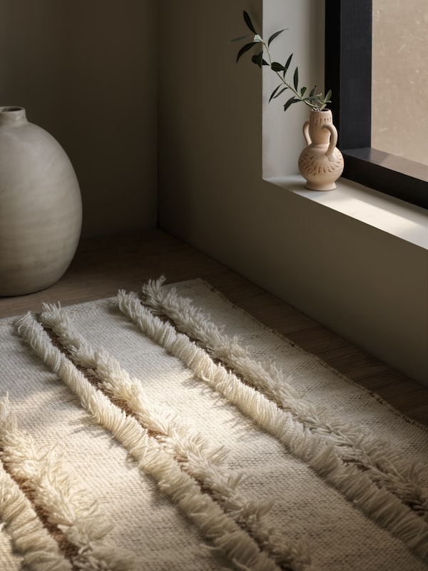 自然/白色PEDERSBORG flatwoven地毯位于前面的地板上一个窗口有盲人拆除。
