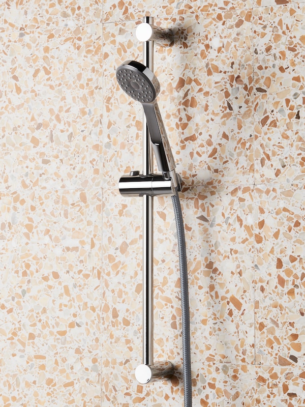 淋浴墙与hand-shower VALLAMOSSE立管铁路装备拿着镀铬VALLAMOSSE热淋浴混合器。