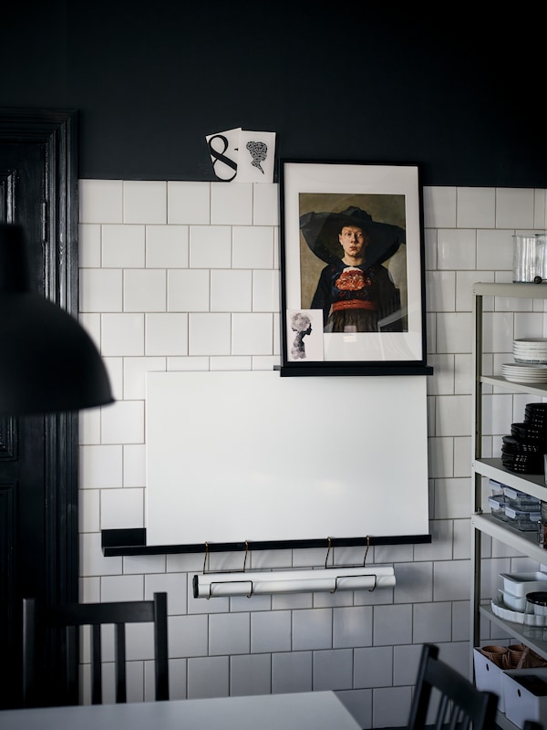艺术和一个额外的表由黑岩架在白色的照片墙,桌腿黑色HULTARP kitchen-roll持有人。