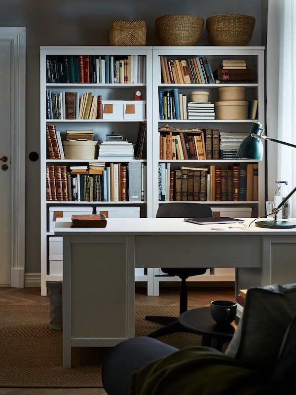 地中海Hjemmekontor hvitt HEMNES skrivebord og matchende bokhyller地中海bøker og蛇形丘。