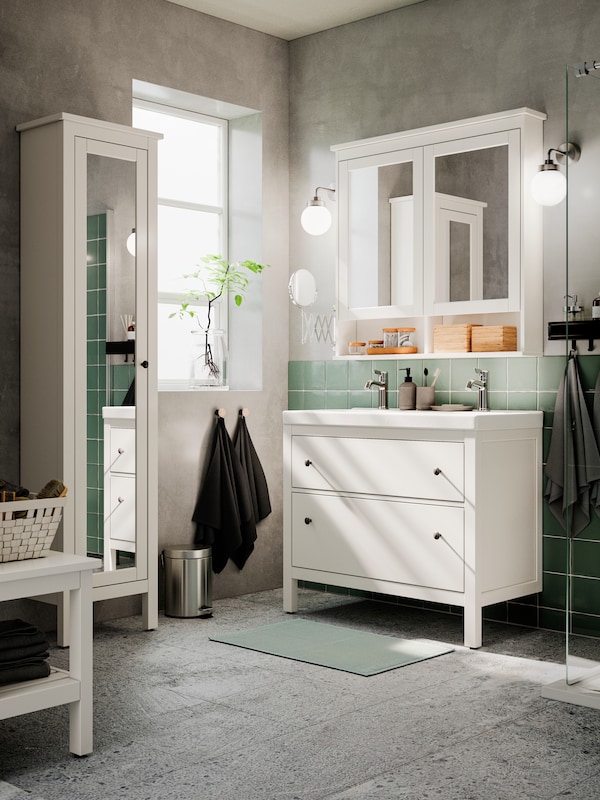 浴室与HEMNES浴室家具,两个FRIHULT墙灯在墙上的不锈钢和ALSTERN浴垫。