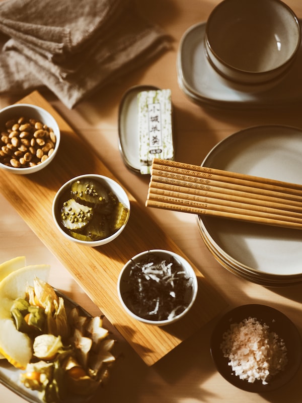 TREBENT筷子GLADELIG侧板,竹/白色TYNGDLOS托盘3碗,和侧板上设置一个表。