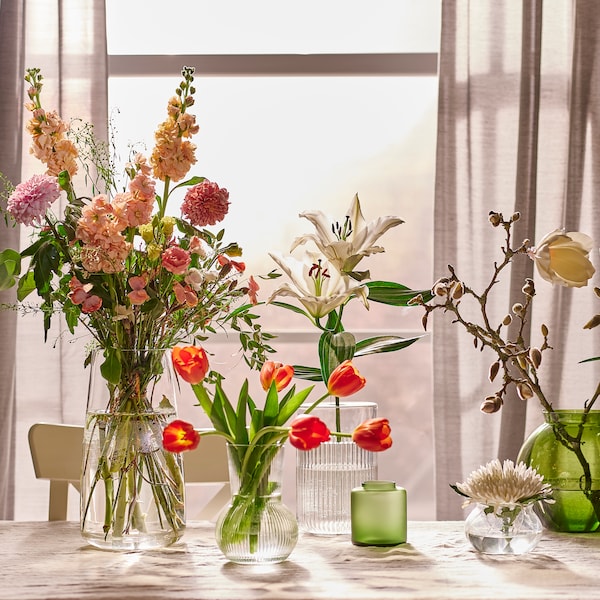 几个小明花瓶装满新鲜的鲜花放在桌子一个婚礼。